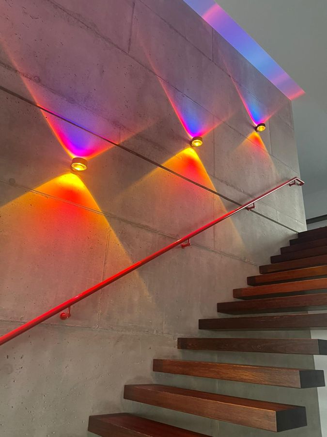 Farbige Wandbeleuchtung an einer Treppe